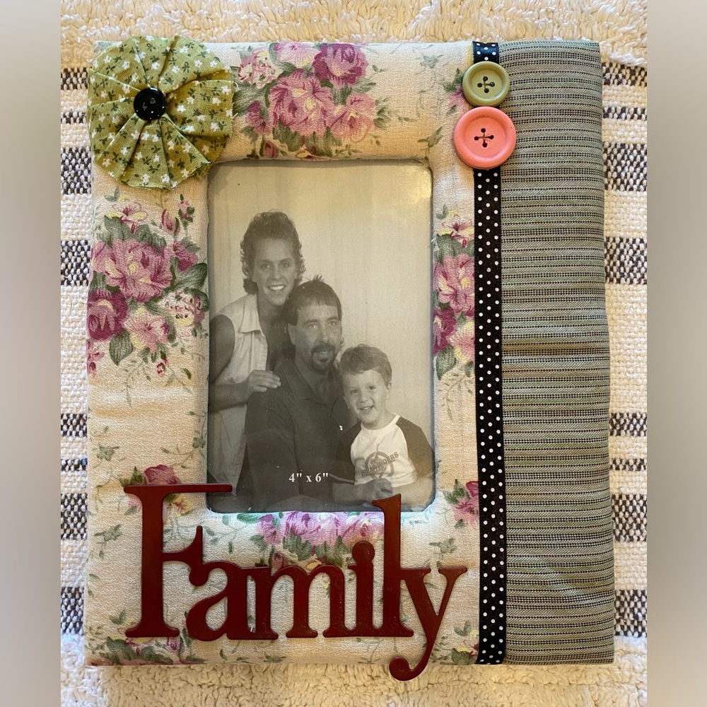 Cloth family photo frame. Holds 4x6 photo. Brand new. Perfect condition!